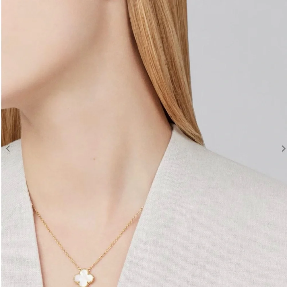 Van Cleef & Arpels Vintage Alhambra Pendant - Picture 3 of 7